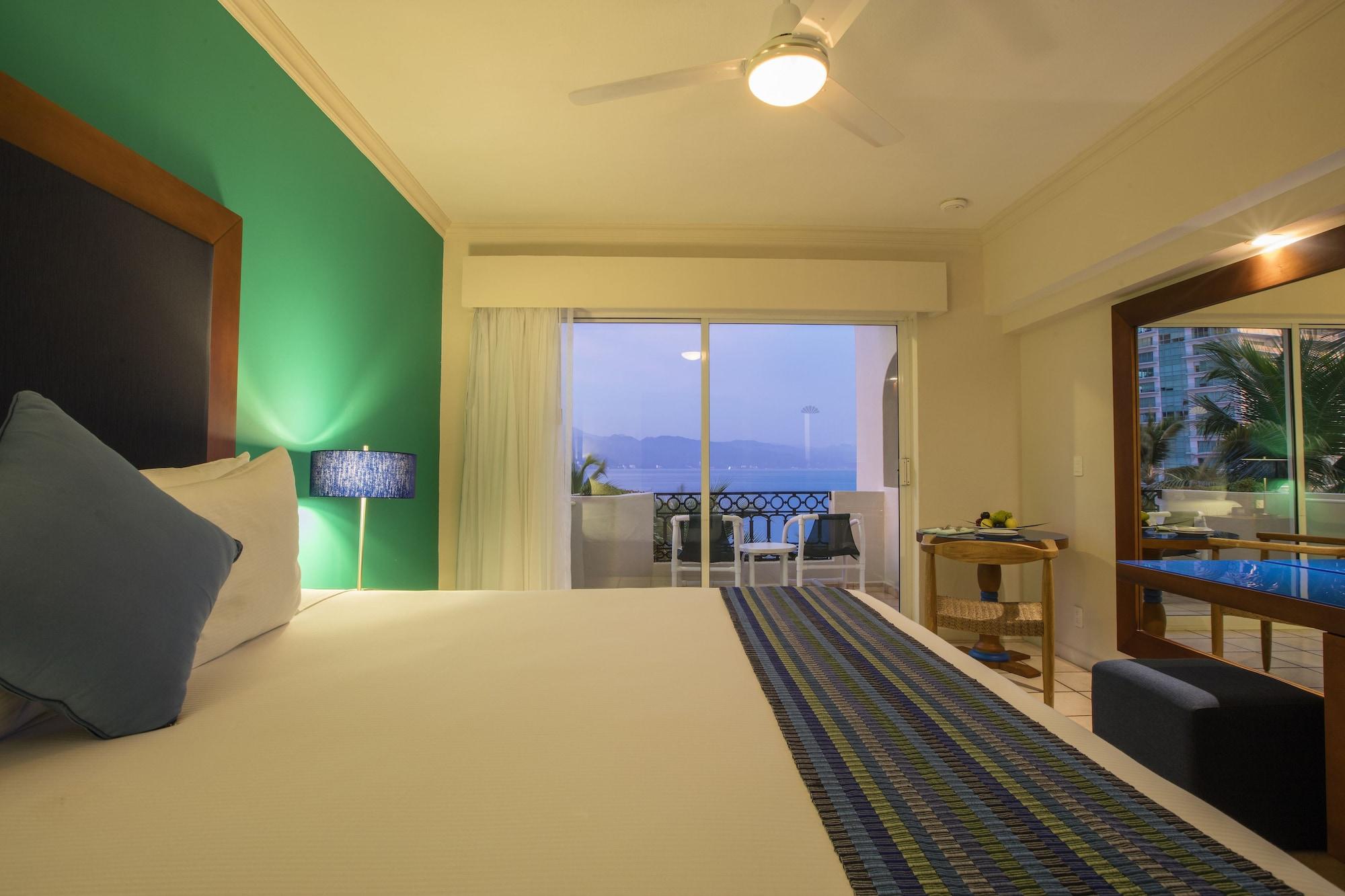 Crown Paradise Golden All Inclusive Resort - Adults Only 巴亞爾塔港 外观 照片 A room at the hotel