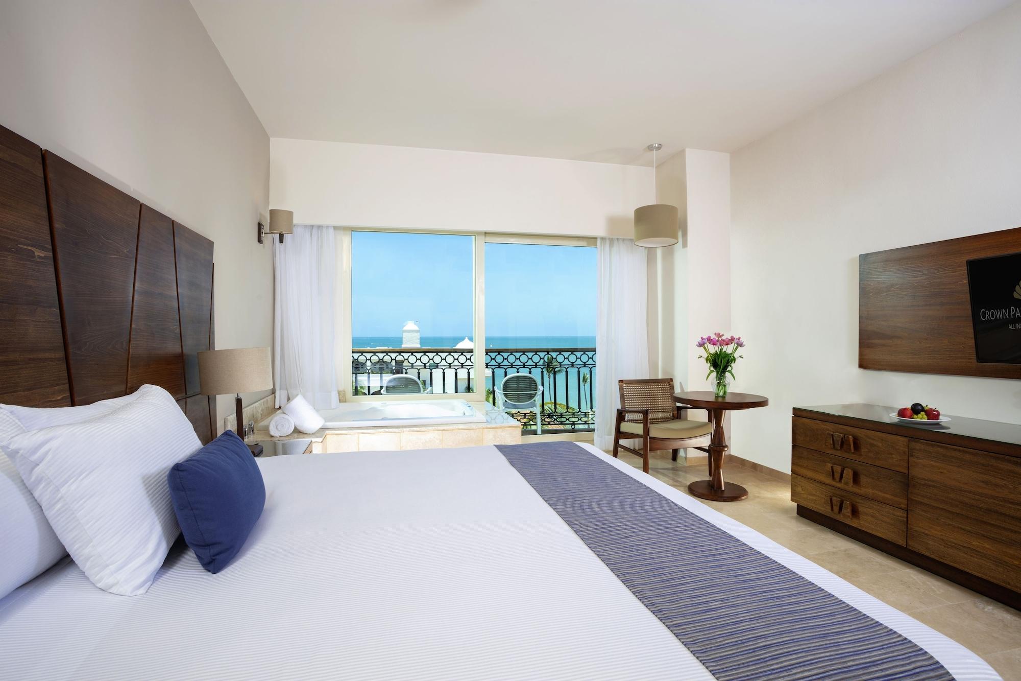 Crown Paradise Golden All Inclusive Resort - Adults Only 巴亞爾塔港 外观 照片 A room at the Iberostar Grand Hotel at Playa Paraíso