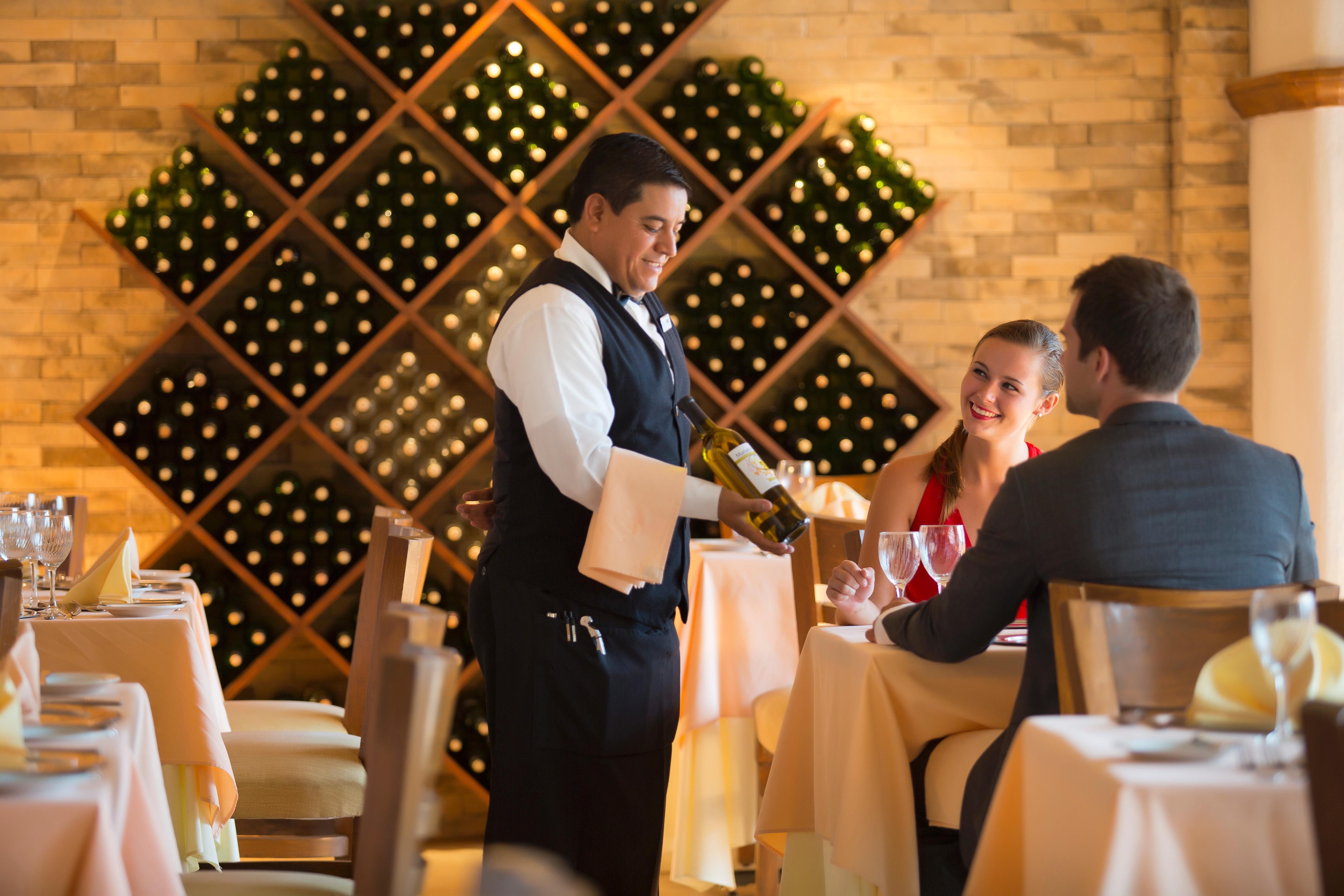 Crown Paradise Golden All Inclusive Resort - Adults Only 巴亞爾塔港 外观 照片 A sommelier serving wine