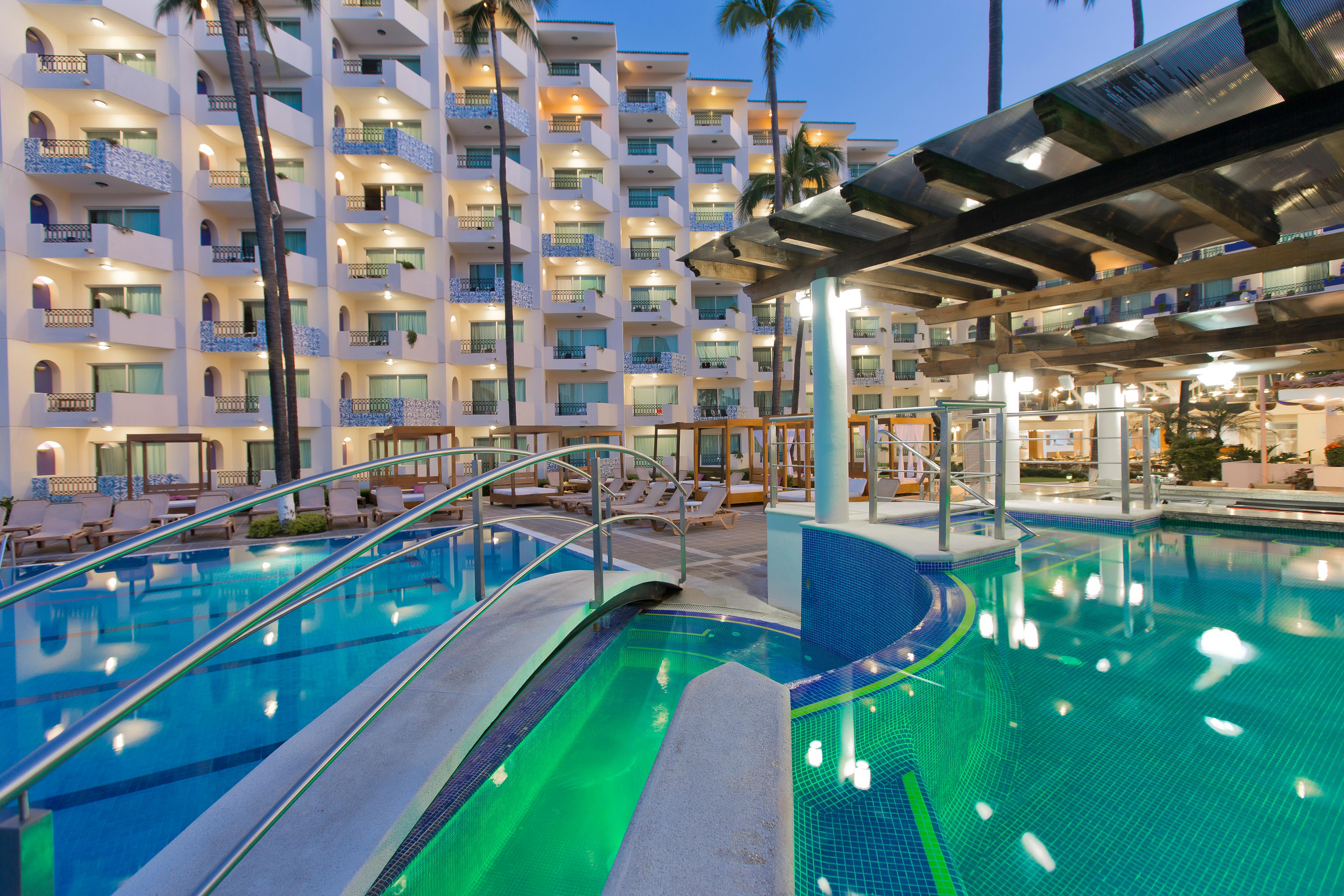 Crown Paradise Golden All Inclusive Resort - Adults Only 巴亞爾塔港 外观 照片 The hotel's swimming pool