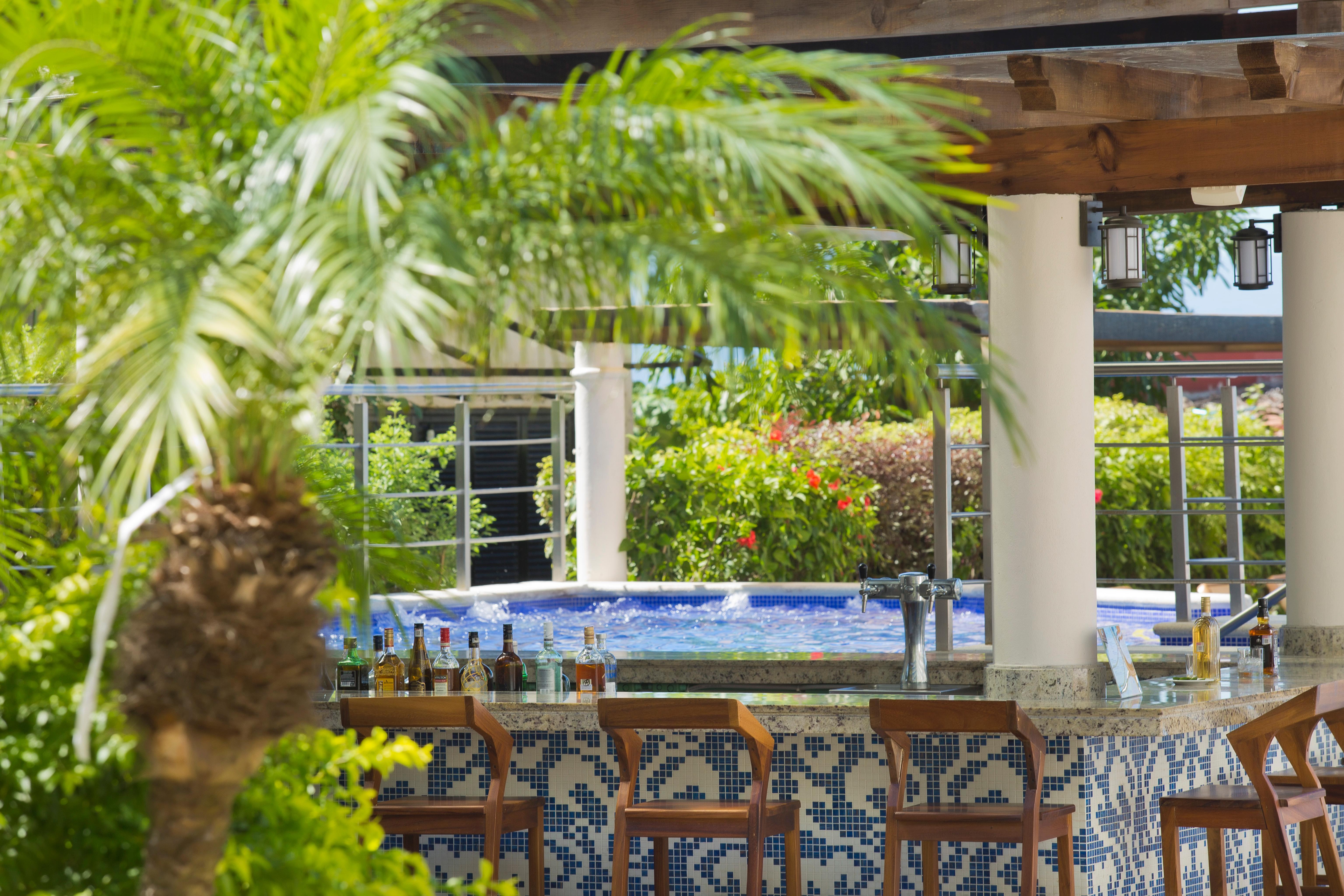 Crown Paradise Golden All Inclusive Resort - Adults Only 巴亞爾塔港 外观 照片 The pool bar at the hotel