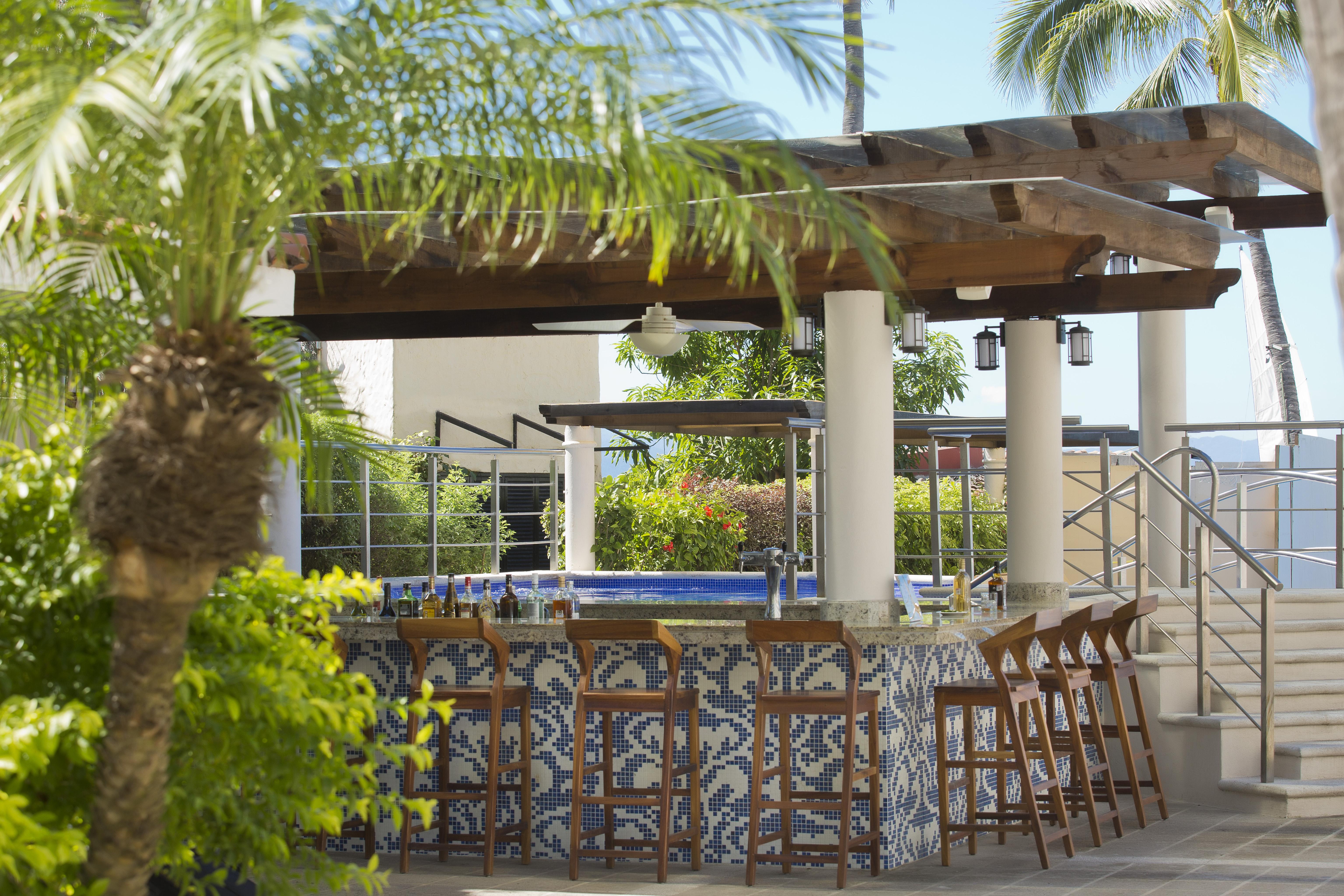 Crown Paradise Golden All Inclusive Resort - Adults Only 巴亞爾塔港 外观 照片 The bar at the rooftop pool
