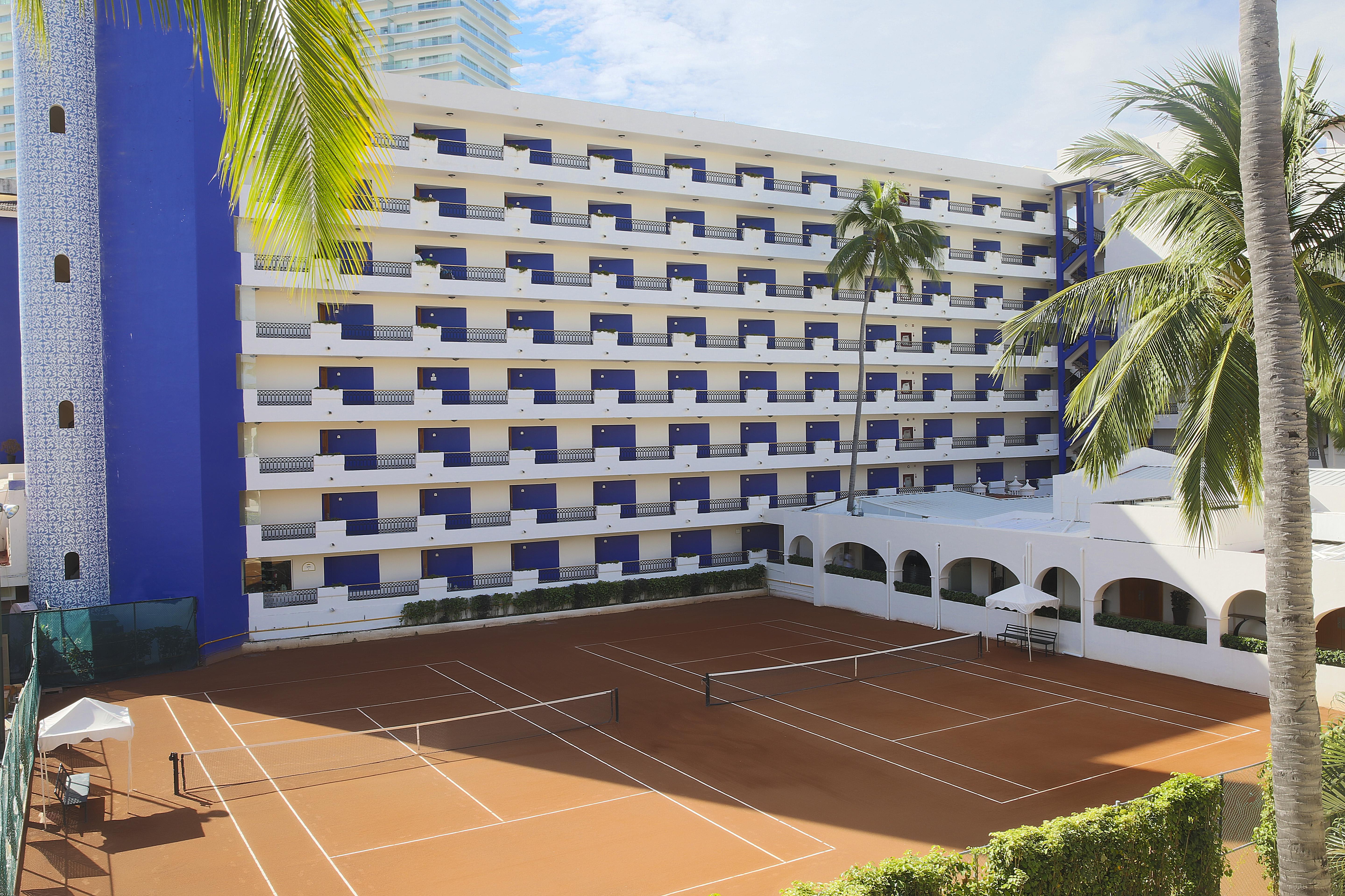 Crown Paradise Golden All Inclusive Resort - Adults Only 巴亞爾塔港 外观 照片 Tennis courts at the Grand Palladium Hotel