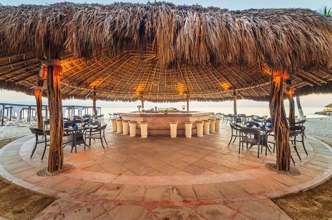 Crown Paradise Golden All Inclusive Resort - Adults Only 巴亞爾塔港 外观 照片 The beach bar at the resort