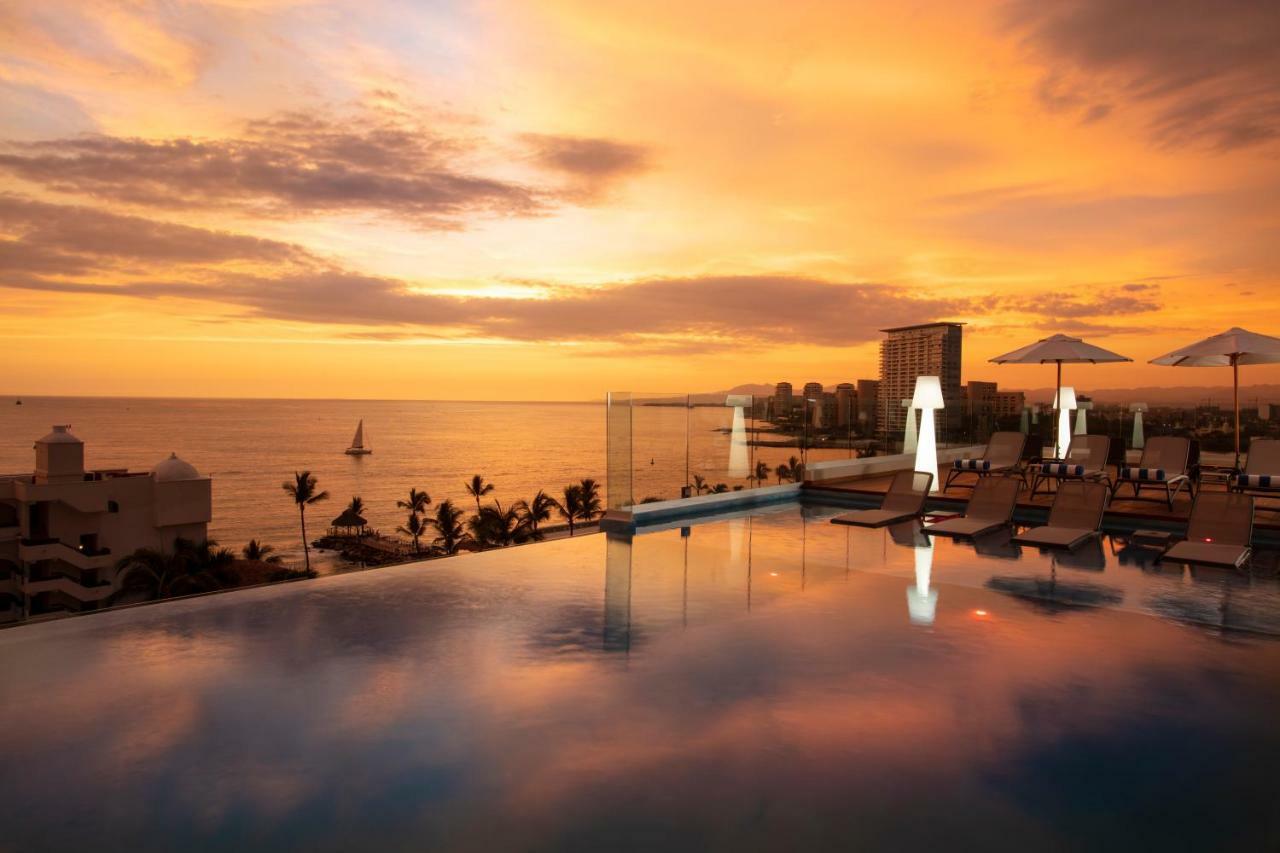 Crown Paradise Golden All Inclusive Resort - Adults Only 巴亞爾塔港 外观 照片 Sunset at the pool